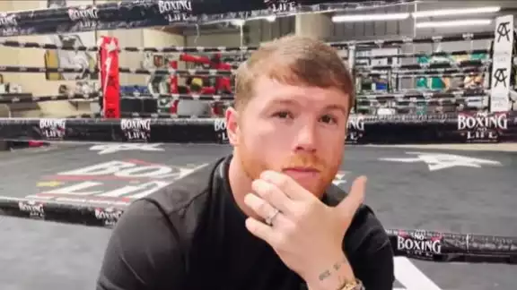 Saúl ‘Canelo’ Álvarez vivió un momento incómodo el sábado pasado, mientras realizaba calentamiento para salir a su combate contra Caleb Plant
