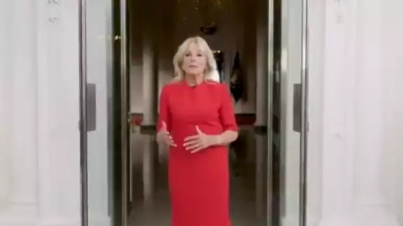 "Bienvenido a Washington, D.C., que desde 1800, ha sido la capital de los Estados Unidos", comentó Jill Biden "Bienvenido a Washington, D.C., que desde 1800, ha sido la capital de los Estados Unidos", comentó Jill Biden