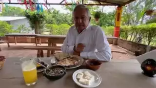 AMLO se detuvo en la comunidad de San Juan Guichicovi. para comer unas tlayudas