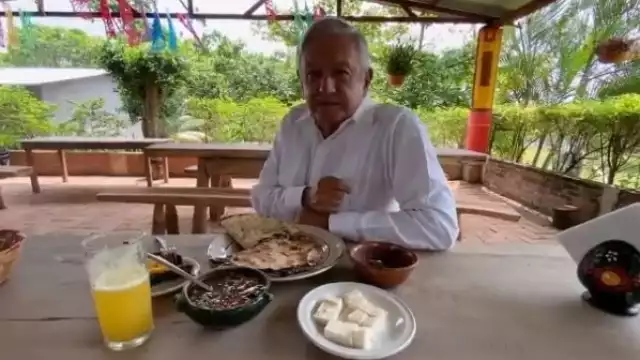 AMLO se detuvo en la comunidad de San Juan Guichicovi. para comer unas tlayudas