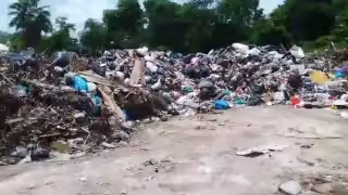 Los camiones depositan la basura en el predio en lugar de llegar al relleno sanitario
