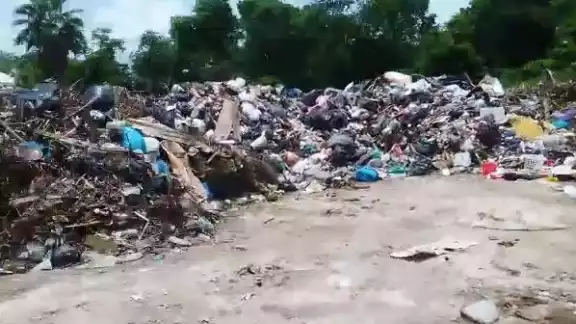 Los camiones depositan la basura en el predio en lugar de llegar al relleno sanitario Los camiones depositan la basura en el predio en lugar de llegar al relleno sanitario