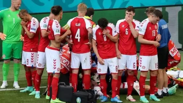 Eriksen fue cubierto por sus compañeros en aquel encuentro para evitar fotos y videos. Foto: Archivo/AP