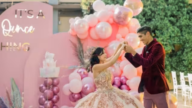 Un chambelán fue quien destacó en el baile de XV años de una joven