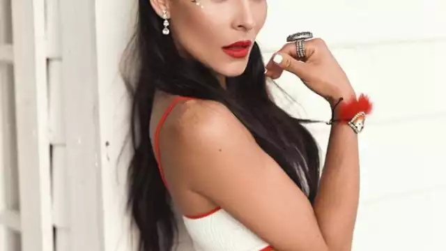 La cantante se hizo famosa gracias a su participación en la famosa banda mexicana Playa Limbo, donde cautivó al público por su talento y belleza