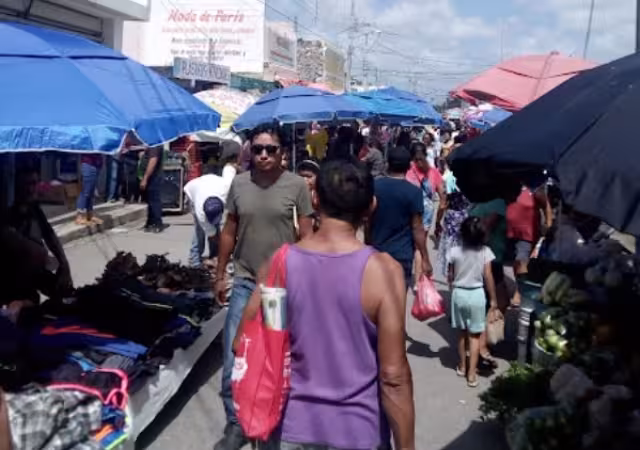 Las calles de Kanasín se convierten en verdaderos mercados, donde se ofrecen desde plantas hasta artículos del hogar.