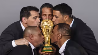 Los campeones con el trofeo de Lego