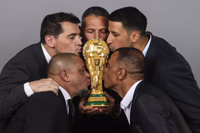 Los campeones con el trofeo de Lego