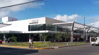 La terminal se encuentra en el centro de Mérida, a unas cuadras del barrio de San Juan