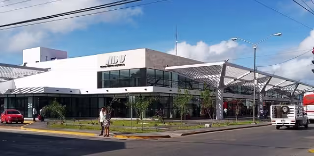 La terminal se encuentra en el centro de Mérida, a unas cuadras del barrio de San Juan