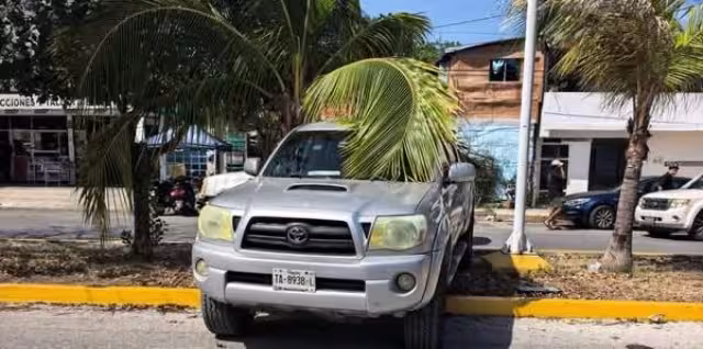 La camioneta terminó sobre el camellón tras embestir al motociclista.
