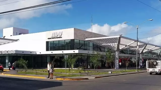 La terminal se encuentra en el centro de Mérida, a unas cuadras del barrio de San Juan