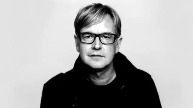 Inició su paso por la música en 1976