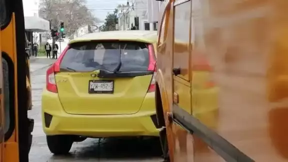 El conductor de un Honda Fit le cerró el paso a un Minis 2000 en la 59 entre 58 y 56 y ocasionaron un congestionamiento vial El conductor de un Honda Fit le cerró el paso a un Minis 2000 en la 59 entre 58 y 56 y ocasionaron un congestionamiento vial