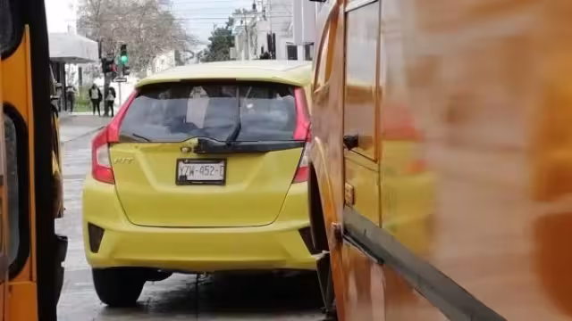 El conductor de un Honda Fit le cerró el paso a un Minis 2000 en la 59 entre 58 y 56 y ocasionaron un congestionamiento vial