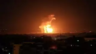 El humo y las llamas se elevan durante un ataque aéreo israelí en la Franja de Gaza