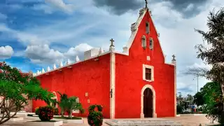 Itzimná sobre sale por su bella iglesia y apacible parque