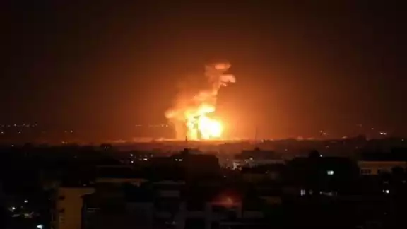 El humo y las llamas se elevan durante un ataque aéreo israelí en la Franja de Gaza