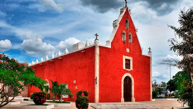 Itzimná sobre sale por su bella iglesia y apacible parque