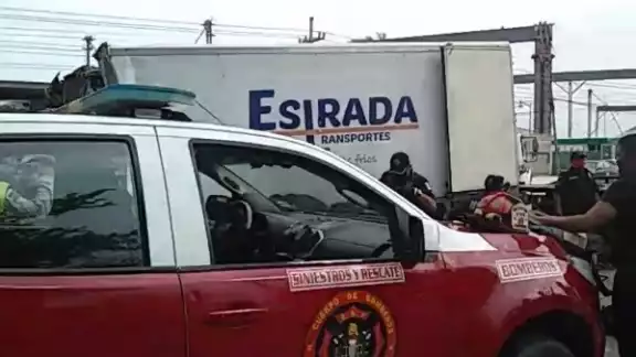 El conductor iba circulando sobre el periférico de Mérida cuando un choque generó este aparatoso accidente El conductor iba circulando sobre el periférico de Mérida cuando un choque generó este aparatoso accidente