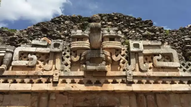 El Palacio se localiza en el extremo Norte y tiene 57 recámaras en dos niveles