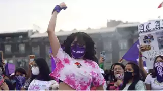 Joven en la marcha feminista del 8M en la Ciudad de México