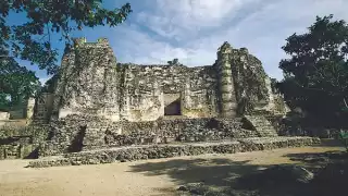 En sus alrededores se han explorado y encontrado extraordinarias piezas de barro