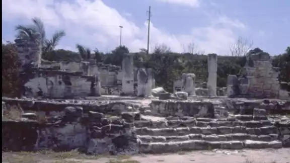 Uno de los edificios de la Zona Arqueológica El Rey en Cancún Uno de los edificios de la Zona Arqueológica El Rey en Cancún