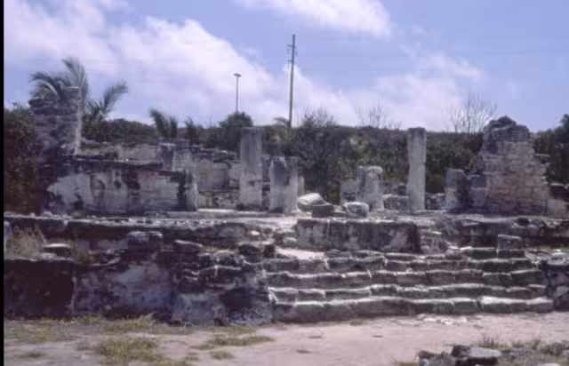 Uno de los edificios de la Zona Arqueológica El Rey en Cancún