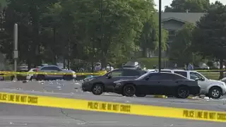 Investigadores analizan la escena de un tiroteo en un centro comercial, el domingo 18 de junio de 2023, en Willowbrook, Illinois.