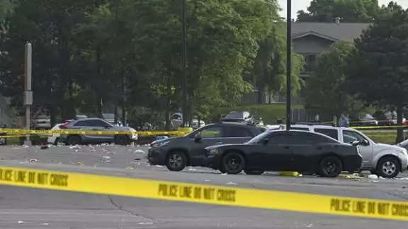 Investigadores analizan la escena de un tiroteo en un centro comercial, el domingo 18 de junio de 2023, en Willowbrook, Illinois. Investigadores analizan la escena de un tiroteo en un centro comercial, el domingo 18 de junio de 2023, en Willowbrook, Illinois.