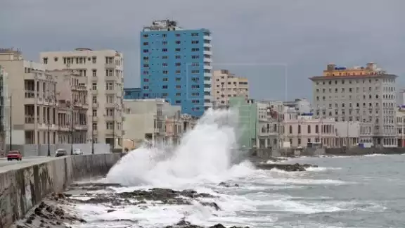 Espera que el Huracán Elsa pegue tierra este martes a las 7 de la mañana