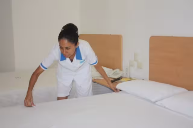 Las camaristas son de los puestos más solicitados en las ferias de trabajo en Cancún