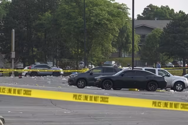 Investigadores analizan la escena de un tiroteo en un centro comercial, el domingo 18 de junio de 2023, en Willowbrook, Illinois.