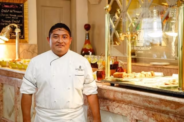 Las propinas son un incentivo para los cocineros y otros empleados de hoteles y restaurantes