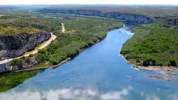 Estos migrantes cayeron en una zona pantanosa del Río Bravo