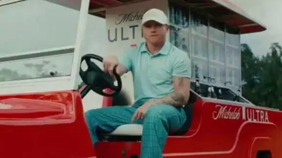 Canelo Álvarez en el comercial Canelo Álvarez en el comercial