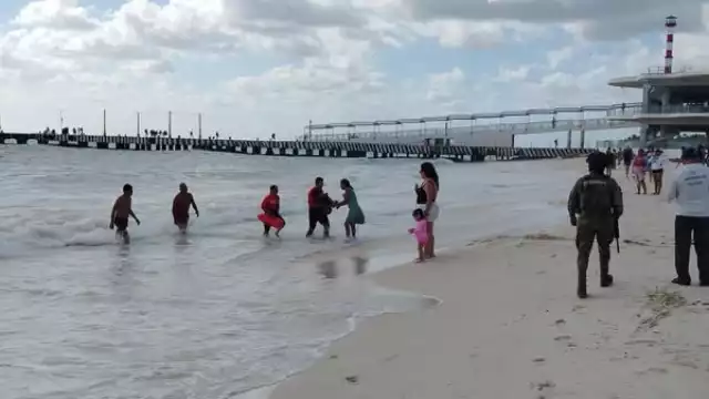 Debido a la rápida acción de los rescatistas, se evitó que la niña fuera llevada más al fondo del mar