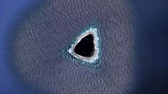 La foto publicada en la red social Reddit muestra una formación geológica moldeada como un triángulo isósceles La foto publicada en la red social Reddit muestra una formación geológica moldeada como un triángulo isósceles