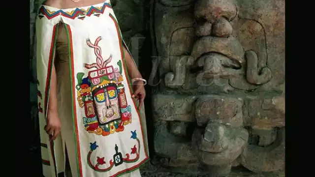 El baile y traje de Chetumaleña se presentó por primera ocasión durante la visita del entonces presidente Adolfo López Mateos en 1959 a Chetumal