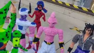 El joven hace el trabajo a mano