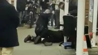 Captan momento en que policía de Nueva York golpea a un indigente: VIDEO