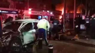 Captan momento donde un tráiler impacta a un auto en CDMX; hay dos muertos