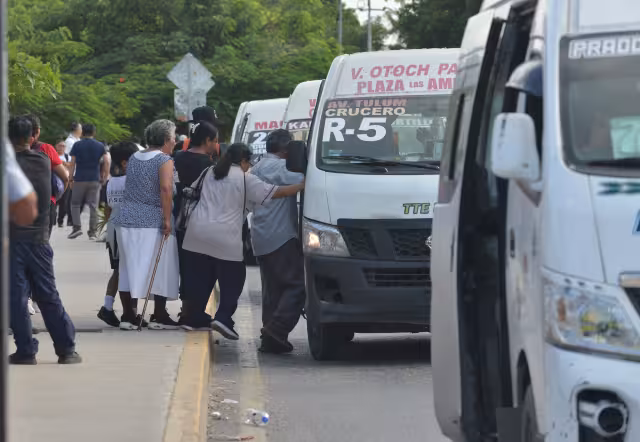 Ante el espacio reducido en las “combis”, algunos ciudadanos optan por tomar taxi