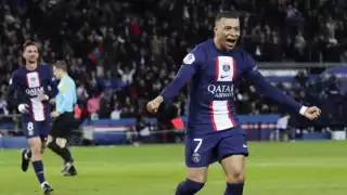 El delantero parisino se convirtió en el máximo goleador del club al llegar a las 139 dianas
