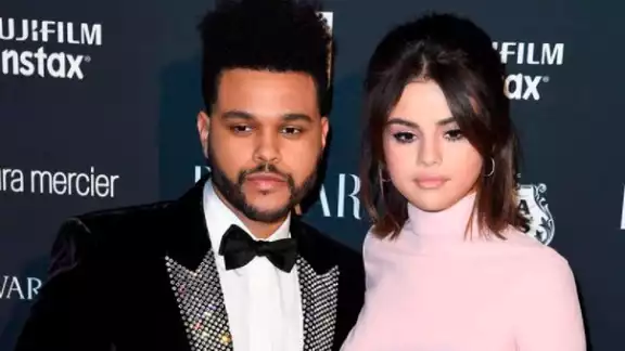 El cantante vivió un intenso y breve romance con Selena Gomez que inspiró varios de sus temas musicales más exitosos. El cantante vivió un intenso y breve romance con Selena Gomez que inspiró varios de sus temas musicales más exitosos.