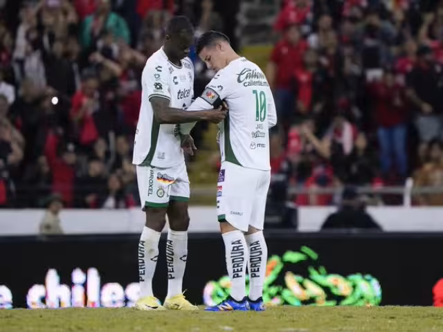 James entró para recibir el gafete de capitán