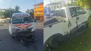 Chocan urvan y una Lobo en cruce vial de Cancún
