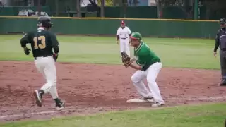 AMLO demostró sus habilidades en primera base. Foto: Captura de pantalla