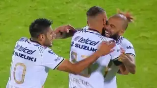 Dani Alves cumplió en su début con Pumas. Foto: @PUMASmx